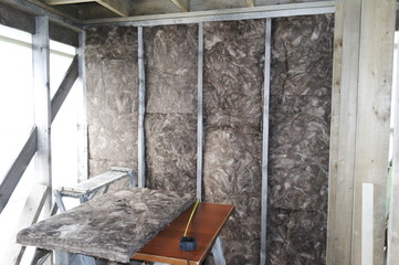 строительство каркасного дома, утепление стен минеральной ватой