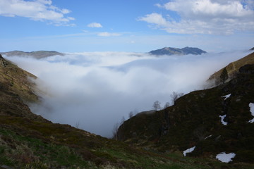 Fototapeta na wymiar Vague de brouillard et nouages bas en montagne - Hautes Pyrénées, France