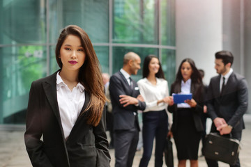 Obraz premium An asian business woman, she is happy and smiling while sending messages, working emails or calling using the phone, outside the office. Concept of: technology, network, oriental