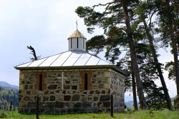 Gruzja, płaskowyż Dabadzveli - kamienna kapliczka w górskiej wiosce