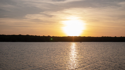 Naklejka premium sunset at lake
