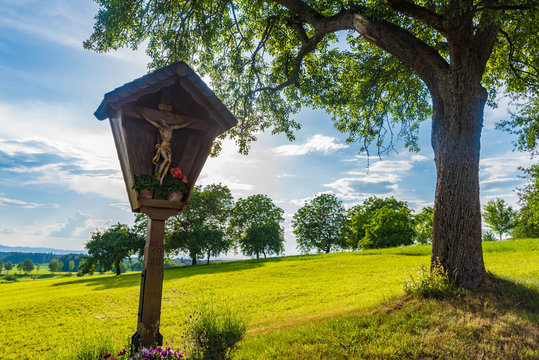 Wegkreuz im Gegenlicht, Chiemgau, Oberbayern