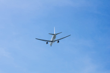 Fototapeta na wymiar ランディングギアを格納するジェット旅客機