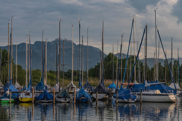 Segelboote am Chiemsee vor Anker
