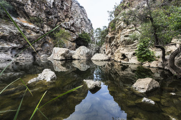 Obraz premium Rock Pool picnic area at Malibu Creek State Park in the Santa Monica Mountains near Los Angeles, California.