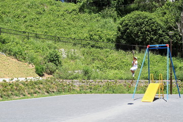 Fototapeta premium ターザンロープで遊ぶ小学生(3年生)