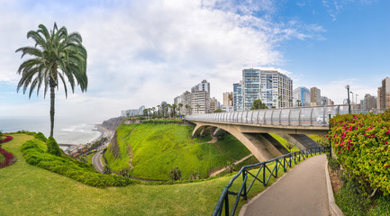 Fototapeta premium Panoramiczny widok z dzielnicy Miraflores z bocznym mostem Villena Rey w Limie, Peru