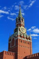 Fototapeta na wymiar Spasskaya tower of Moscow Kremlin on a blue sky background in sunny evening