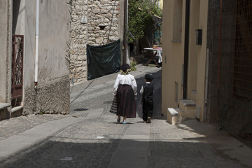 Donna e bambino vestiti in costume sardo