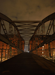 fussgängerbrücke in der speicherstadt, hamburg