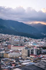 Fototapeta premium Coucher de soleil à Quito, Équateur