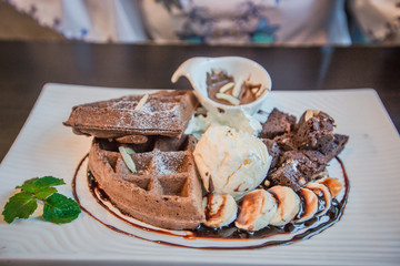 Ice cream with fruit (banana, chocolate) and a group of customers come to sit or eat. It is a menu to impress customers and return to service again.