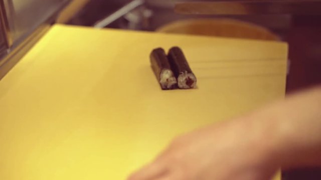 Work of the sushi chef｜making sushi roll
