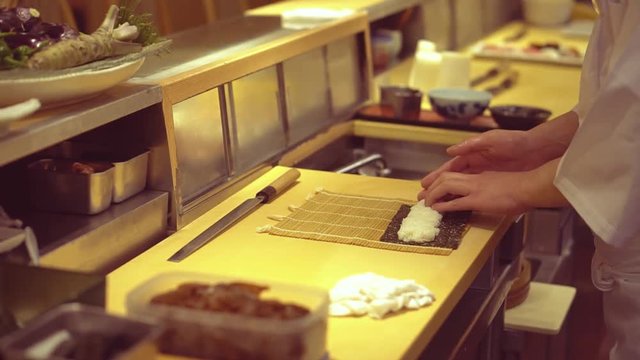  Work of the sushi chef｜making sushi roll 2