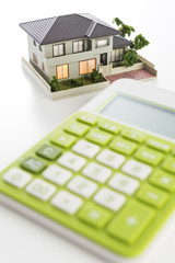 電卓と住宅模型