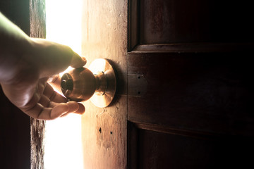 Obraz premium Use your hand to open the door to the light.