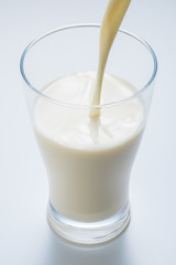 豆乳をグラスに注ぐ