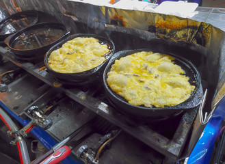 Shellfish and squid, mix in the flour and then fried.