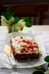 STRAWBERRY, LEMON & ELDERFLOWER CAKE.style vintage.style rustic