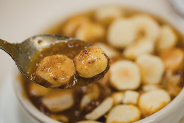 chili with crackers