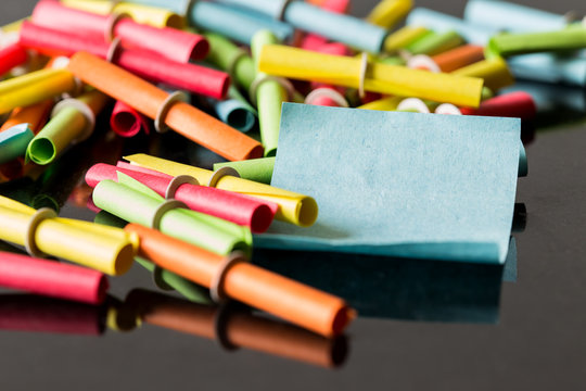 Bunte Tombola Lose auf Tisch, Los mit Textfreiraum