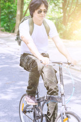 Obraz premium Guy and bicycle in the park