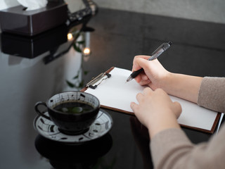 契約書などに記入をする女性の手元