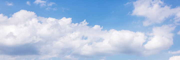 Naklejka na ściany i meble panorama mit vielen weißen wolken vor blauem himmel