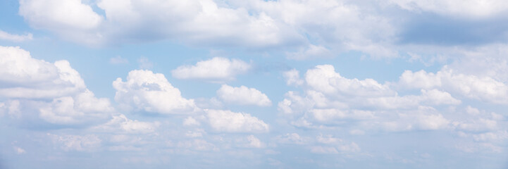 Fototapeta premium panorama mit vielen weißen wolken vor blauem himmel