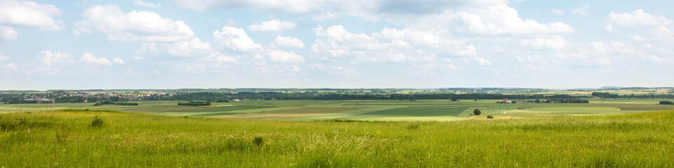 panorama mit blauem wolkenhimmel