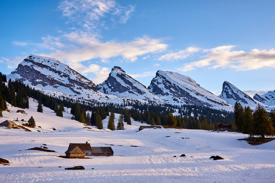 Churfirsten, Bergkette im Abendlicht, schneebedeckte Alp Sellamatt