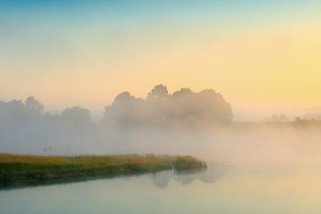 Wiosenny Mglisty Świt Nad Stawem © Wojciech Lisiński