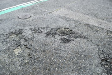 傷んだアスファルト舗装