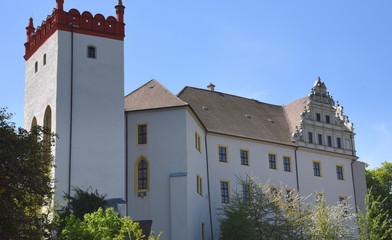 Dachfirst des gotischen Matthiasturms von Schloss Ortenburg in Bautzen vor strahlend blauem Himmel