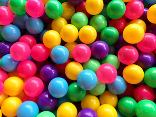 Fototapeta na wymiar dry children's pool with colorful balls