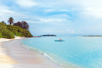 Obraz premium MALE, MALDIVES - NOVEMBER, 27, 2016: View of the sandy beach, Indian ocean. Copy space for text