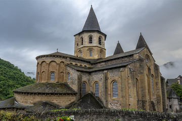 Fototapeta na wymiar Vista a la Abadía de Saint-Foy en Conques, Francia