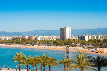 Obraz premium Salou, Tarragona, Hiszpania - 24 kwietnia 2017: Wybrzeże Costa Dorada, główna plaża w Salou. Niebieskie niebo. Skopiuj miejsce.