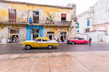 Tableaux ronds sur plexiglas Havana CUBA, LA HAVANE - 5 MAI 2017 : American retro cars on city street. Copiez l& 39 espace pour le texte.