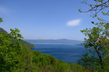 Fototapeta na wymiar 十和田湖から望む八甲田連峰。十和田八幡平国立公園。十和田　青森　日本。５月中旬。