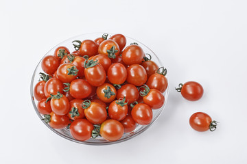 흰색배경에 토마토