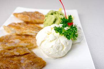Green Tea and Vanilla Ice Cream with fried sliced banana
