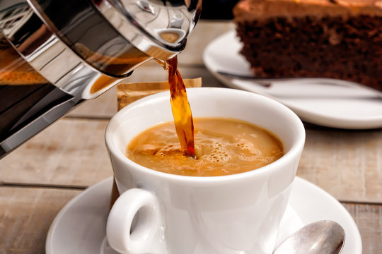 Kaffee und Kuchen, Kaffetasse und Schokoladenkuchen