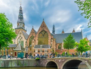 Fototapeten Amsterdam, The Netherlands May 27 2018 - Tourists passing the Old Church (oude Kerk) at the Oude zijds Voorburgwal in the old part of Amsterdam © ivoderooij