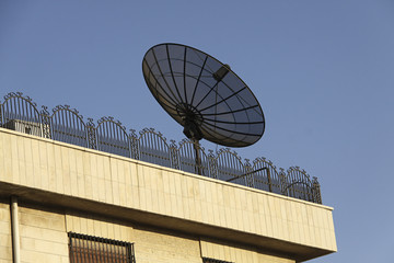 Antena parabólica en terraza de casa.