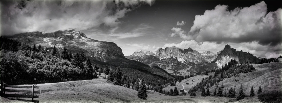 Fototapeta krajobraz gór dolomity w czerni i bieli