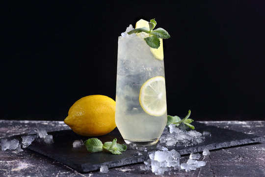 имбирный лимонад с лимоном ,мятой и льдом