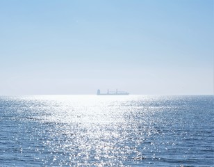 Schiff der Fischereiflotte auf Reede