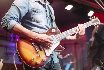 Obraz premium atrakcyjny mężczyzna gra na gitarze elektrycznej