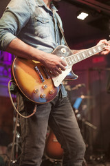 Fototapeta premium atrakcyjny mężczyzna gra na gitarze elektrycznej
